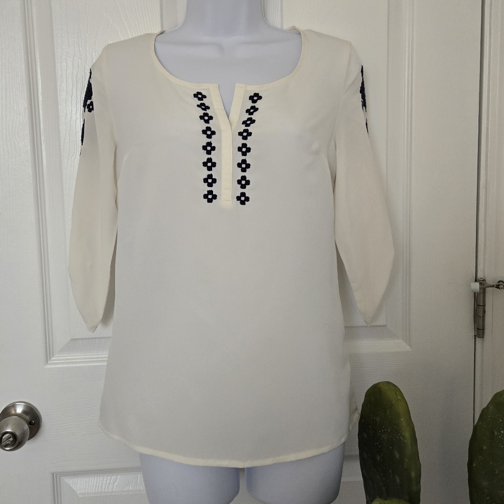 🏷️ 2/$12 CLEARANCE ➡️ Old Navy Gorgeous Aztec Embroidered Blouse, size Small